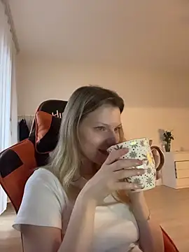 MaryHiggins - Sucking a dildo with saliva on her tits