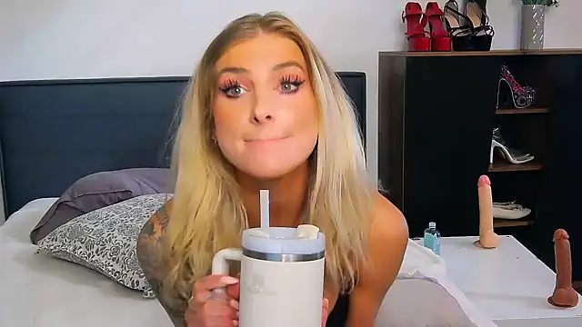Lia_Benini - Win my WHASTUP + VIP squirt video