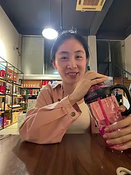 Yiyi_yi - 店门口大腿夹假鸡鸡