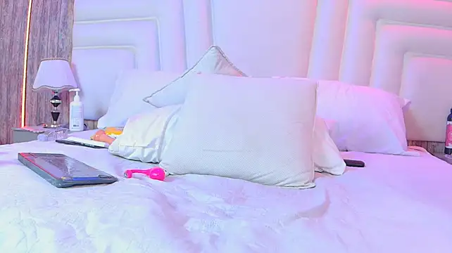 AmeliaRose - Ride Dildo On Pillow and Show Boobs