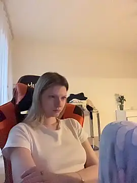 MaryHiggins - Sucking a dildo with saliva on her tits