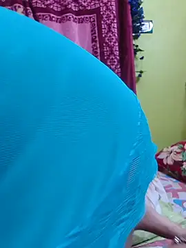 Sony-Model - Dildo in pussy