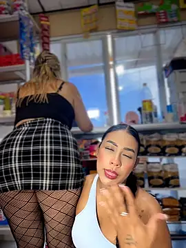 Sammyqueenx21 - 2 naked girls doggy very spread