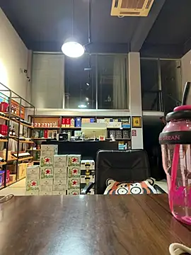Yiyi_yi - 店门口大腿夹假鸡鸡