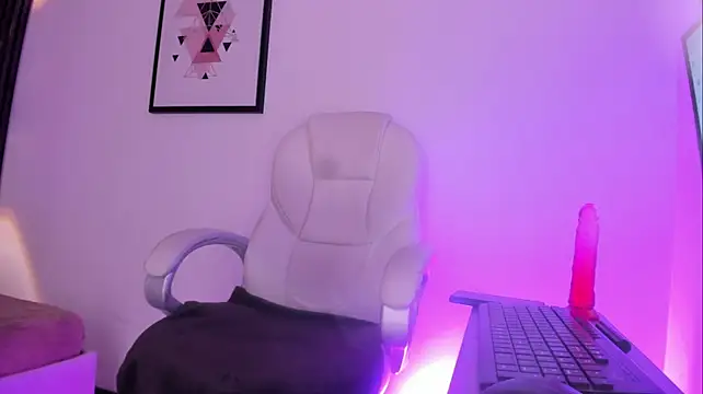 Jenay_Rosse - Twerking + oil on my ass🍑