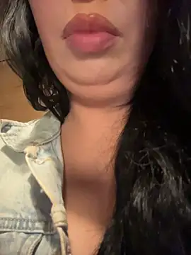 Tisha_Busty - BRA OFF+SPIT ON BOOBS+SHAKE near people