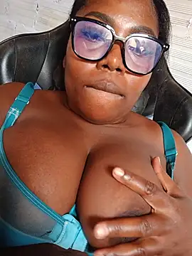 Nanis_13 - tits out