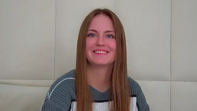 SofiaSarvains - show a manicure