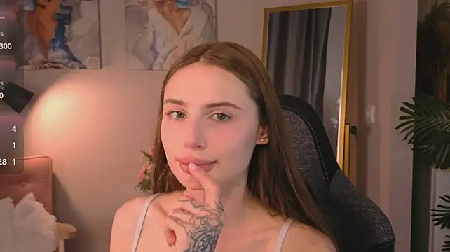 Cassio_xBaby - tits close to cam in top