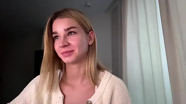 PickmeGirl - Blow a kiss close to cam😘