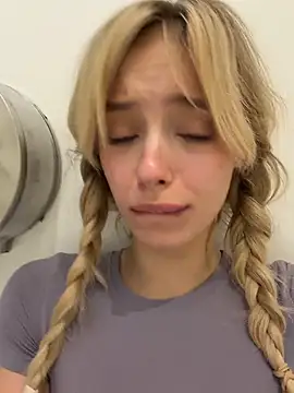 PollyLolly - show naked boobs PUBLIC WC
