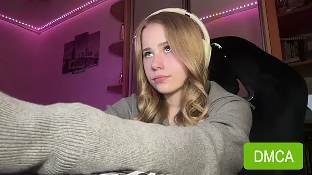 Aurorain - Lick and bite my juicy plump lips🙈