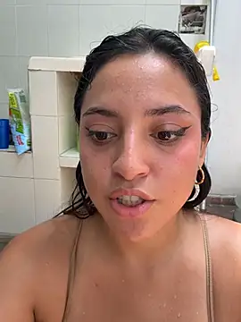 MeggyMae_ - Rub your clitoris with the water