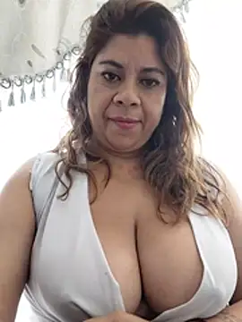 Laura-Hernandez - Shaking breasts in public