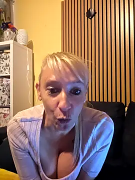 JadeVelvet- - feetshow with tongue out 💦