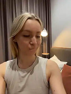 LunaVelvetti - gently rub my clit in doggy