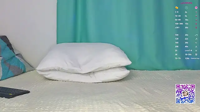 Molliblum - play with ass butt plug