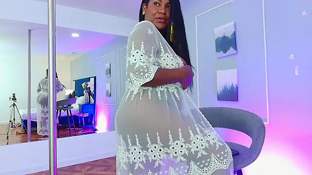 AnnieLeigt - Naked, bouncing my curves just for yoU
