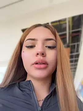 ChloeCollins__ - SQUIRT IN PUBLIC BATHROOM💦