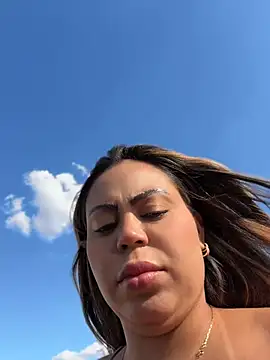 LariiHotWife - Tirar a calcinha no shopping 🔥🔥