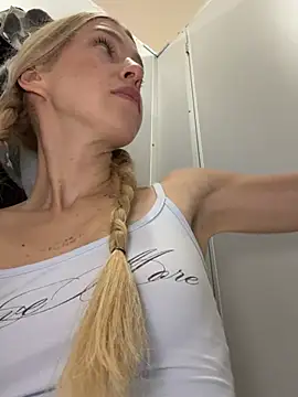 Kira_mia - open door in MEN 🚾 + pinch my nipples