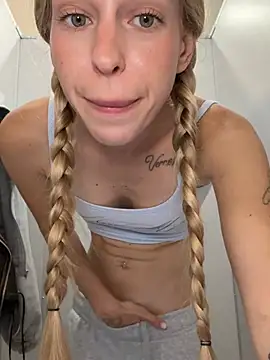 Kira_mia - open door in MEN 🚾 + pinch my nipples