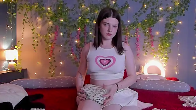 FLEXELLINA - Suck my finger close to cam