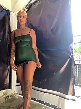 Julixxx22 - completely naked in the cafeteria