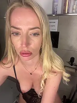 Katharina_Wagner - Sexy Nippel Play und Titten spucken🔥