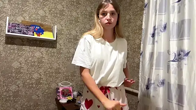 LilliaEhmen - Show legs - Show my looooooooooooooong