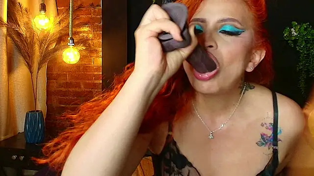 Sahra_taylor_ - smoking + show her breasts