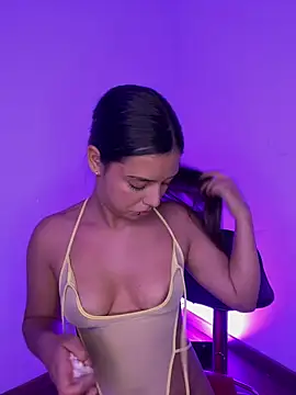 AriaVegaSoe - Vibrate me while they paint my breasts❤️