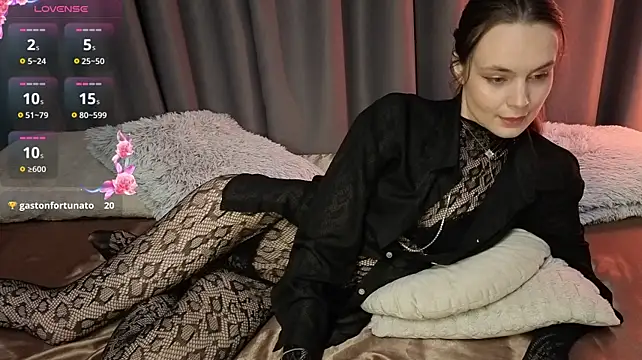 Lovelisse - Show my panties up close