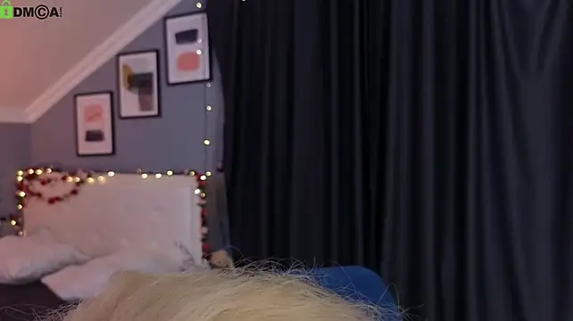 Naomi_Demio - suck two fingers close to cam