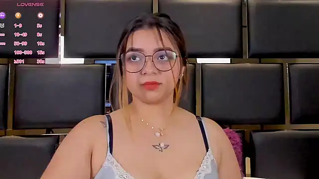 DanielaCapriles - Nipples squeeze and spanks