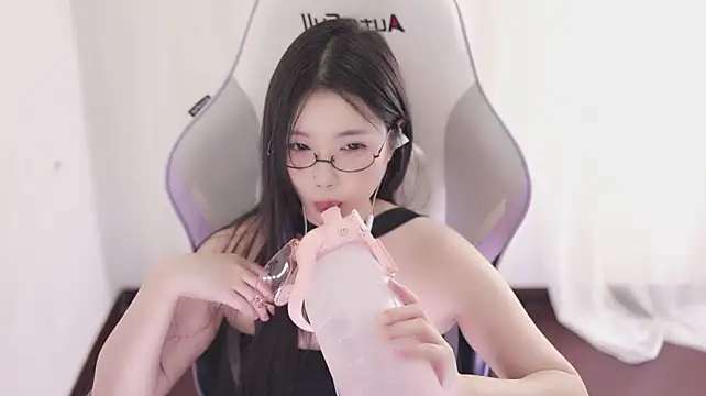 Kitty_baby77 - 完成任务 内裤含嘴里M腿5分钟 最后一个完成的控制黑牛5分钟