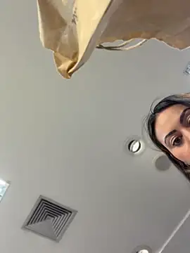 LariiHotWife - Tirar a calcinha no shopping 🔥🔥