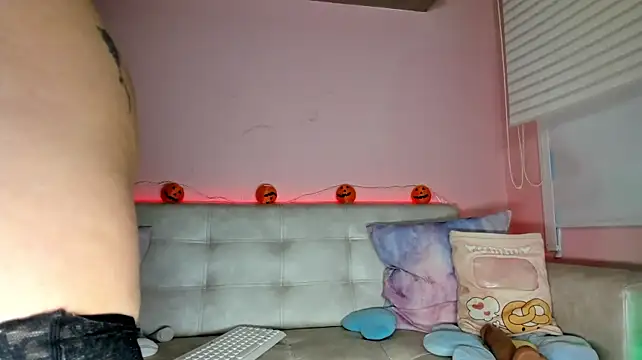 Tinysara - GET NAKED + SHOW HOLES
