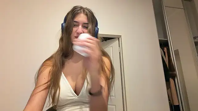 MarleenHaynie - Oil on my juicy tits