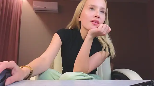 Marietta_Castro - Queen Bee🤫👩‍❤️‍👨