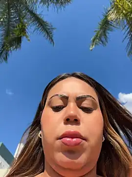 LariiHotWife - Tirar a calcinha no shopping 🔥🔥