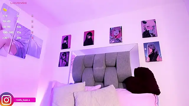 Emilielopezz - Fingers my pussy and slurp my juices