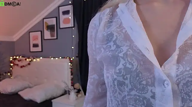 Naomi_Demio - suck two fingers close to cam