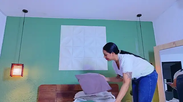 Slutty_hugetits - Squirt all over my bed!