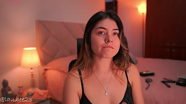Lau_Bee - show boobs and play with them