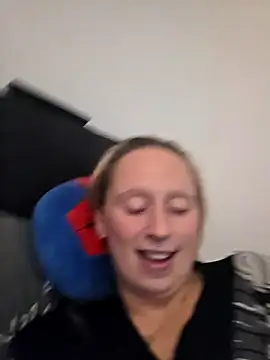 Bellaaa17 - spit on your boobs and shake 😈
