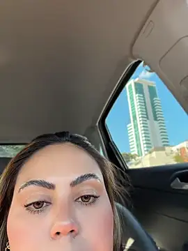 LariiHotWife - Tirar a calcinha no shopping 🔥🔥