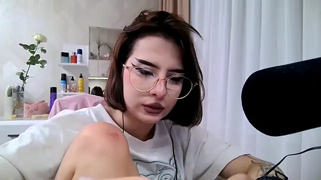 NeomiMckillip - naked photo