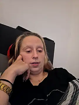 Bellaaa17 - spit on your boobs and shake 😈