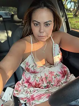 LariiHotWife - Tirar a calcinha no shopping 🔥🔥